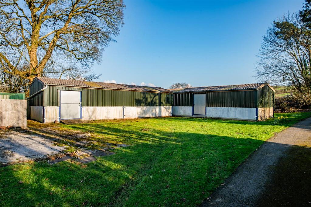 Modern portal frame workshop buildings