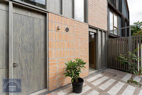 4 bedroom detached house to rent - Sprowston Mews, Forest Gate