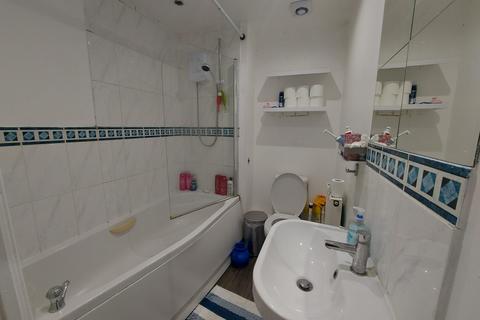 2 bedroom flat to rent, Chadwell Heath, Essex, RM6
