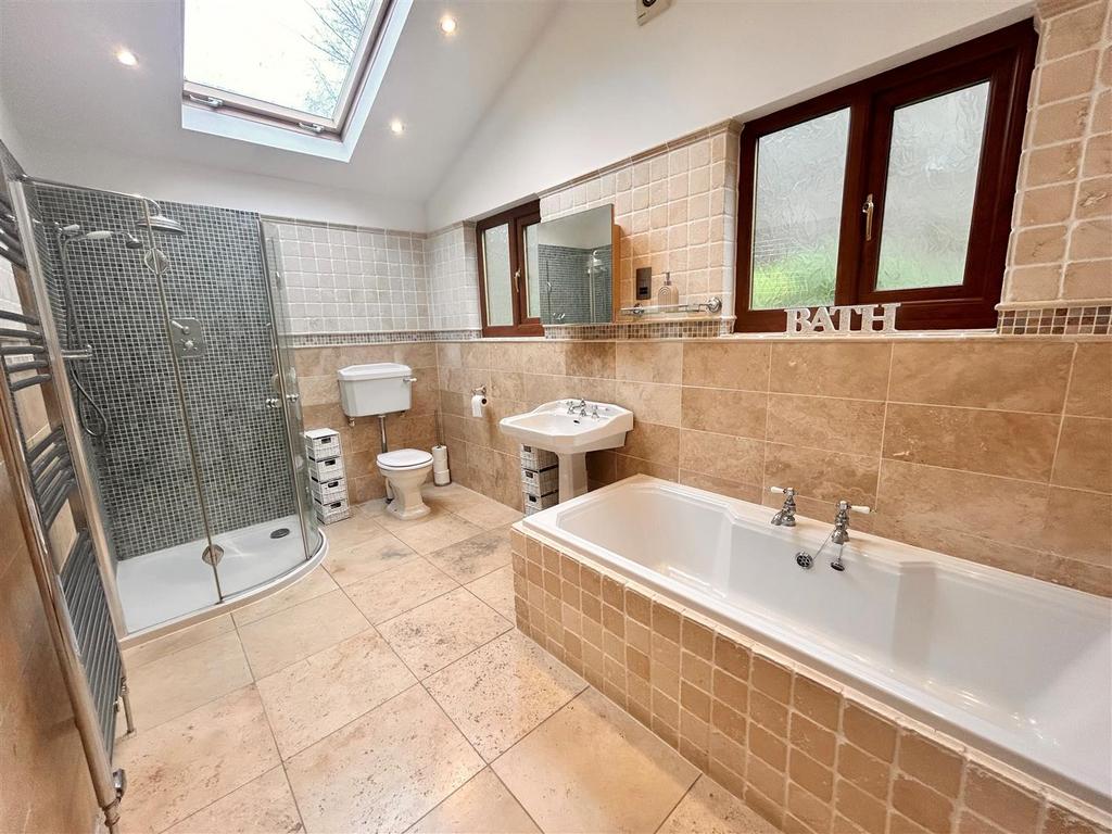 Main bathroom.jpg