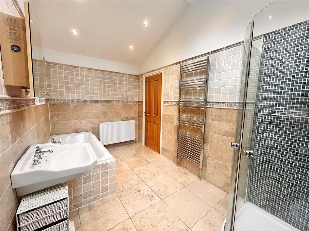 Main bathroom 2.jpg