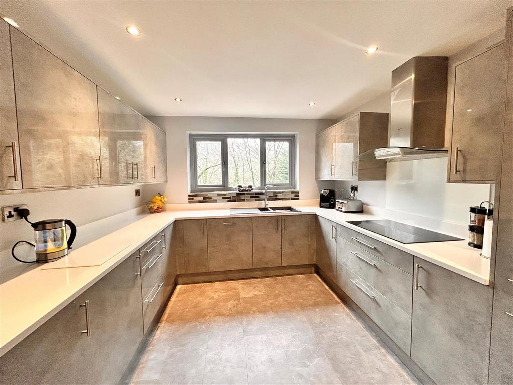 Kitchen 2.jpg