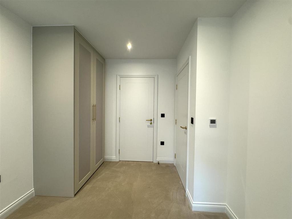 Bedroom 1 pic 6.jpeg