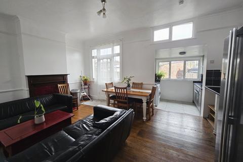4 bedroom terraced house to rent, Undine Street, London SW17