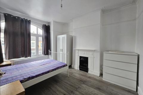 4 bedroom terraced house to rent, Undine Street, London SW17