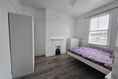 4 bedroom terraced house to rent, Undine Street, London SW17