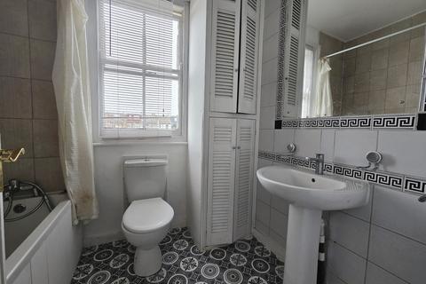 4 bedroom terraced house to rent, Undine Street, London SW17