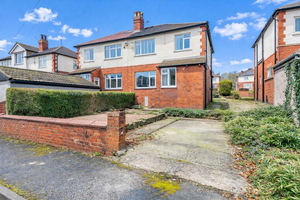 Off Street Parking / Driveway / Single Garage: