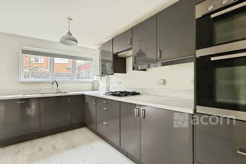 2 bedroom semi-detached house to rent, Penhill Road Bexley DA5