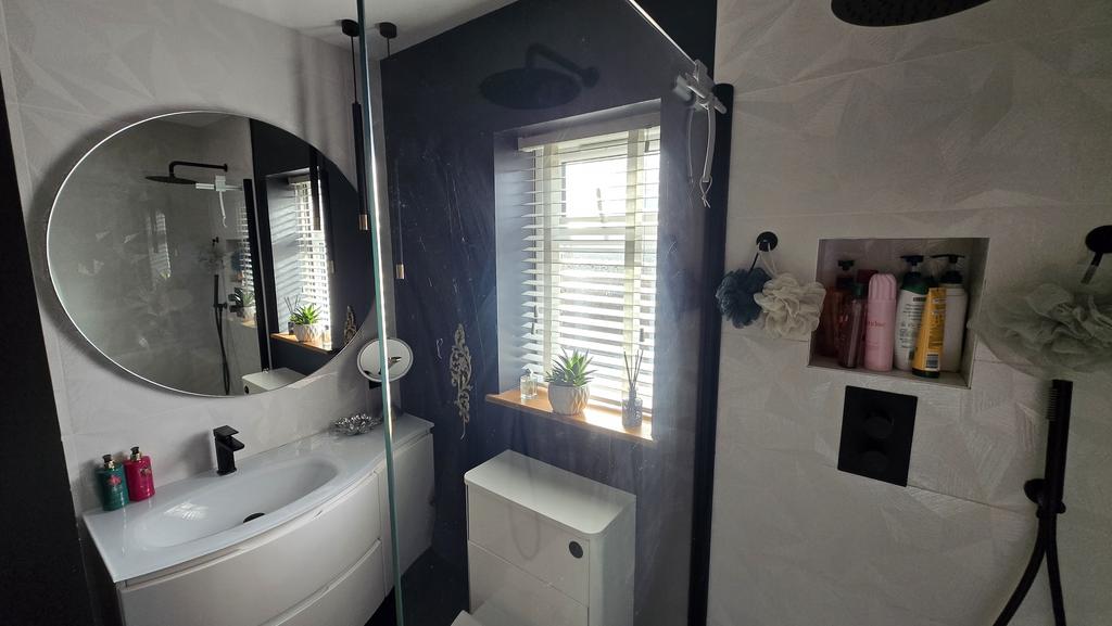 Bathroom (Ground Floor)