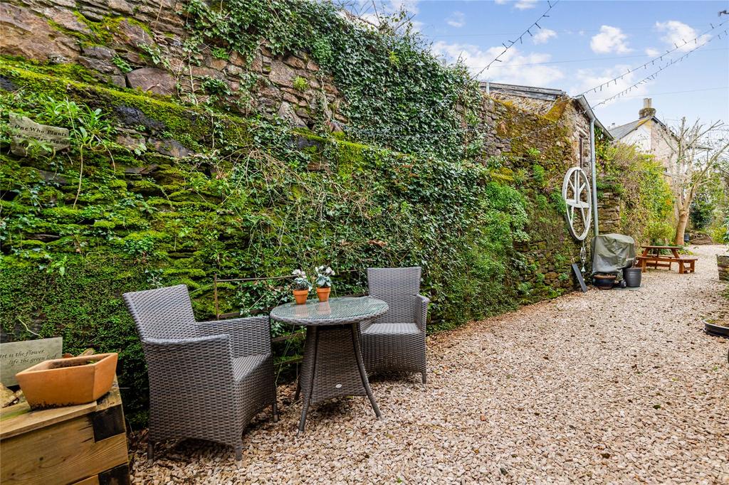 Side Courtyard