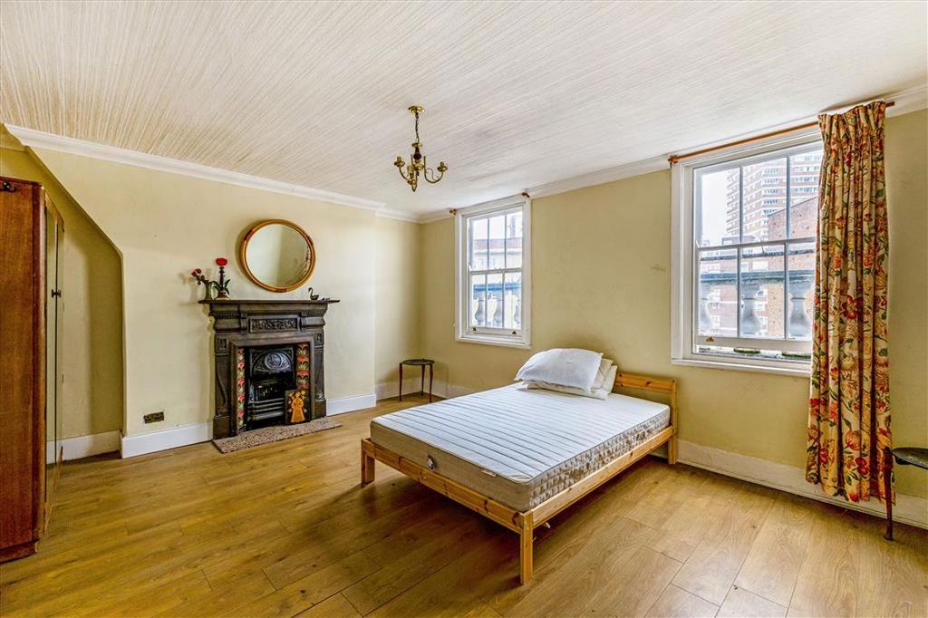 Bedroom, fireplace