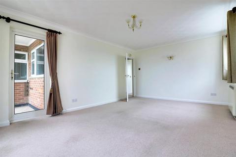 3 bedroom flat to rent, Sea Front, Hayling Island PO11
