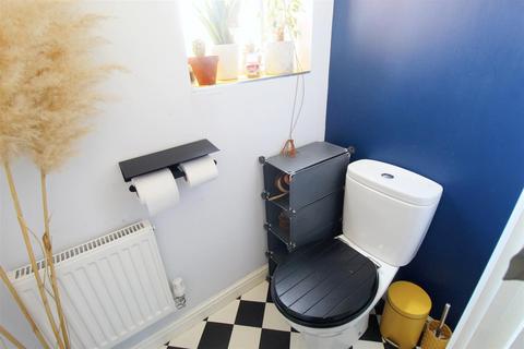 3 bedroom semi-detached house for sale, Fall Close, Barnsley, S70 6DJ