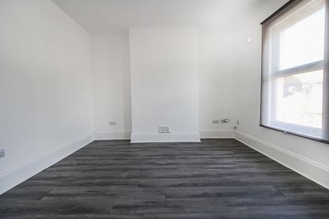 2 bedroom flat to rent, Chesterton Terrace, E13
