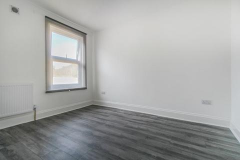 2 bedroom flat to rent, Chesterton Terrace, E13