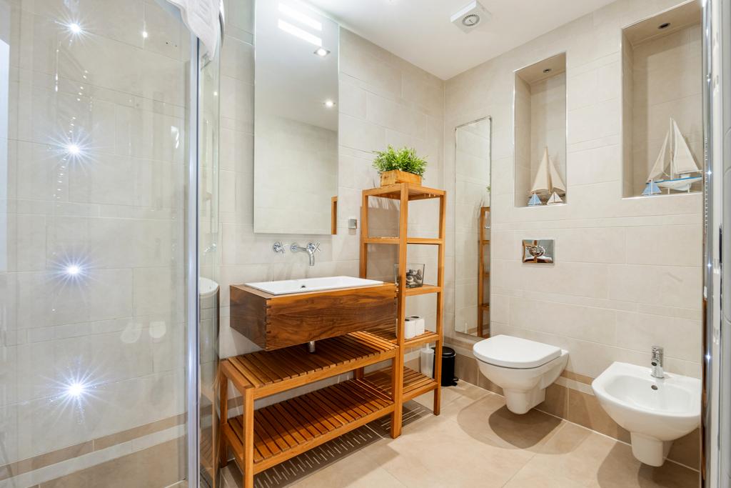 12 Shower Room