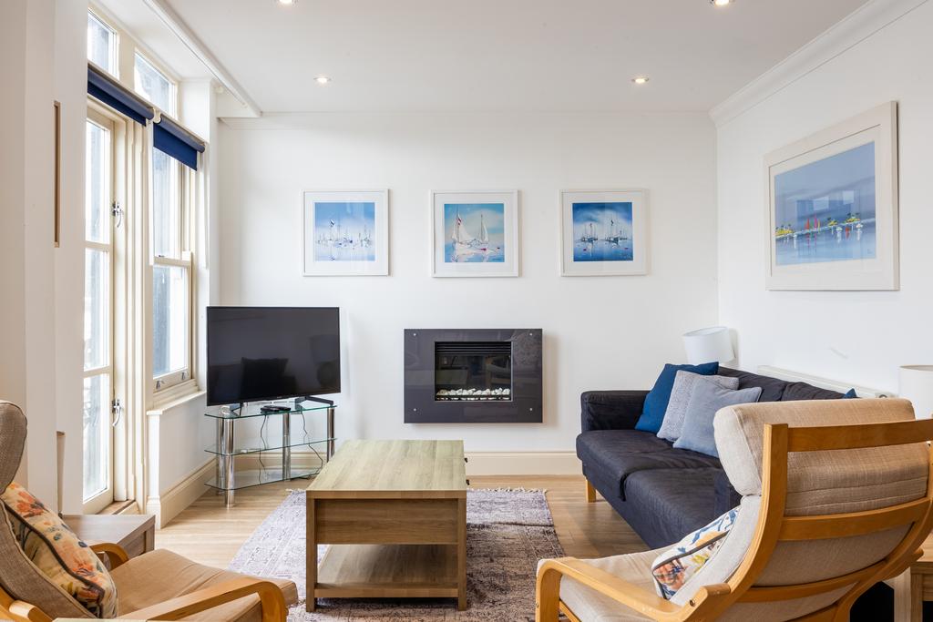 8 Sitting Area