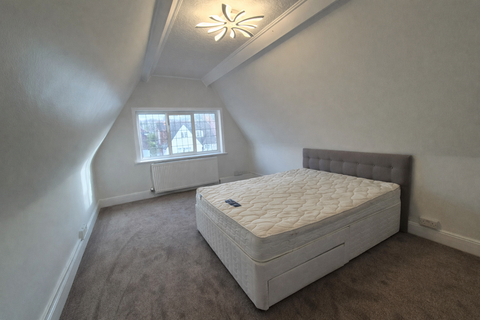 2 bedroom flat to rent, West Heath Drive, London NW11