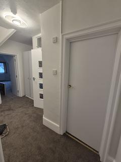 2 bedroom flat to rent, West Heath Drive, London NW11