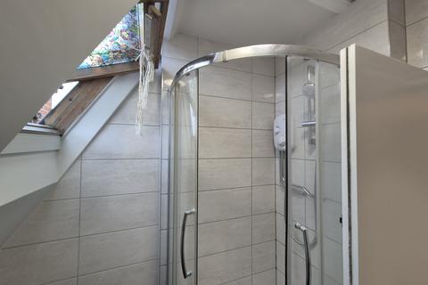 2 bedroom flat to rent, West Heath Drive, London NW11
