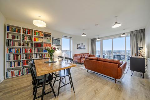 3 bedroom apartment for sale, Apple Yard, London