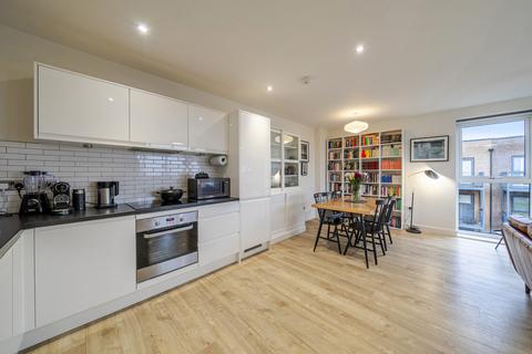 3 bedroom apartment for sale, Apple Yard, London