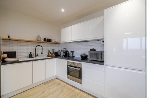 3 bedroom apartment for sale, Apple Yard, London