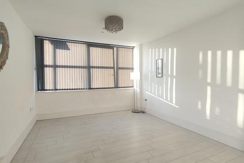 2 bedroom flat to rent, West Gate, Ealing