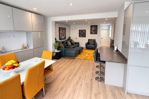 4 bedroom semi-detached house for sale, Fernhurst Road, Ashford TW15