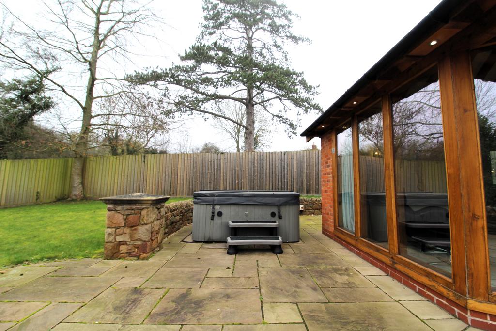 Patio hot tub