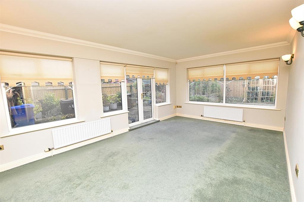 Sun room (rear)