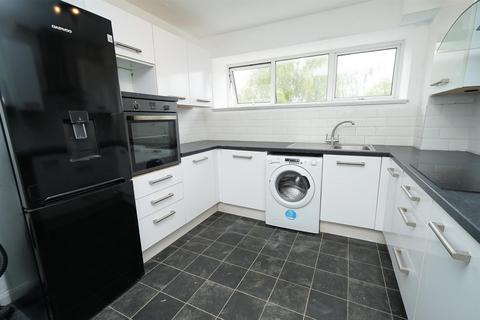 2 bedroom flat to rent, Grasmere Way, Linslade