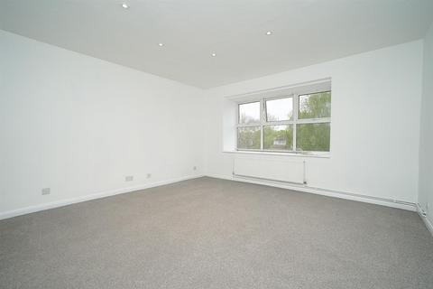 2 bedroom flat to rent, Grasmere Way, Linslade