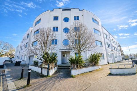 2 bedroom flat for sale, Catford Hill, London, SE6