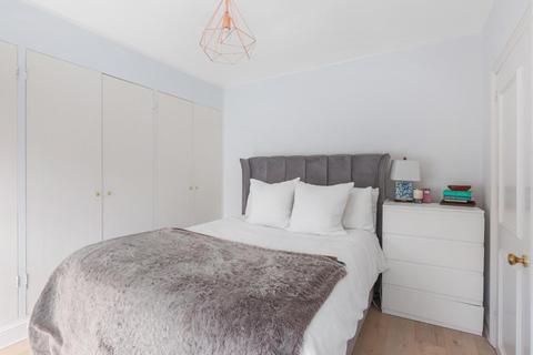 1 bedroom flat for sale, Lavender Gardens, London