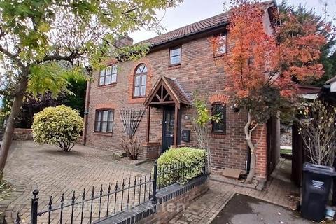 4 bedroom detached house for sale - Hillcrest View, Basildon, SS16