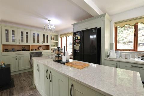 4 bedroom detached house for sale, Hillcrest View, Basildon, SS16