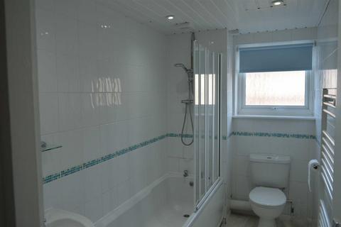 2 bedroom flat to rent, Warwick Court, Warwick Road, Seaford