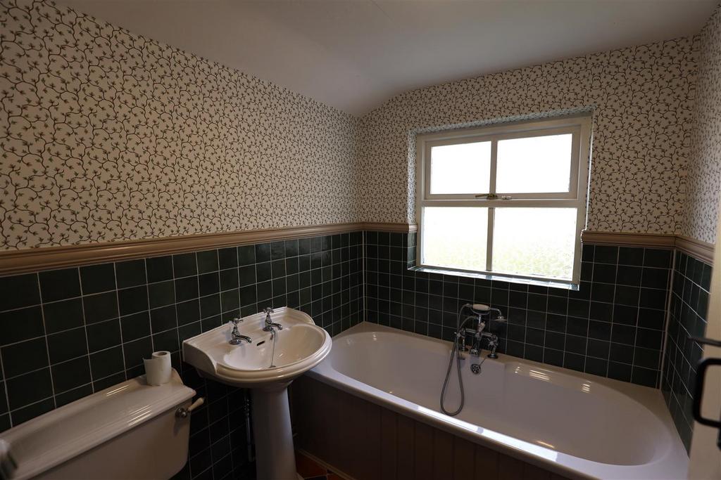 Family bathroom.JPG