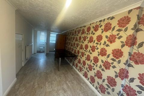 3 bedroom house to rent, Meltham Close, NORTHAMPTON