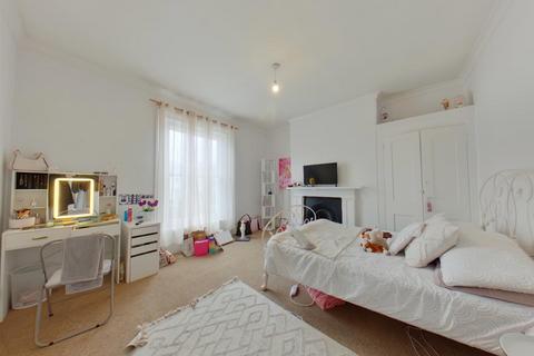 3 bedroom flat to rent, Village Road, Gosport PO12