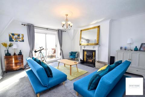 3 bedroom flat for sale, Grange Gardens, Eastbourne BN20