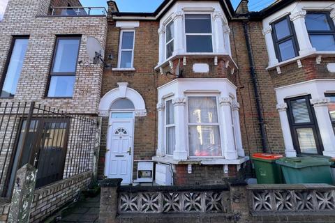 2 bedroom flat for sale - Michigan Avenue, London, E12 5JD