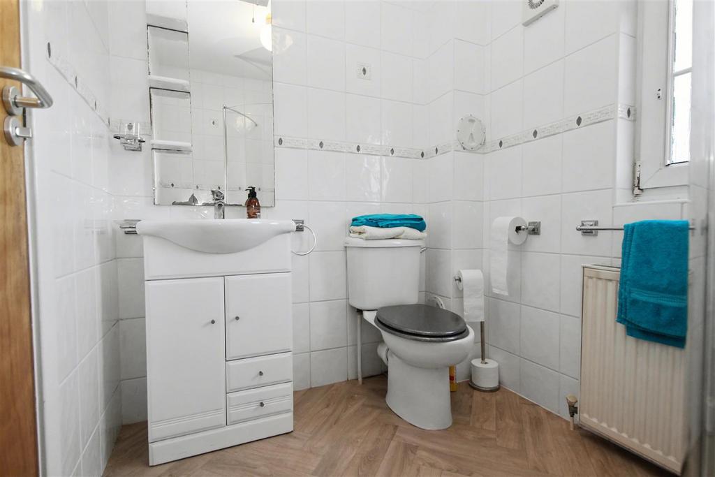 11 - Shower Room.jpg