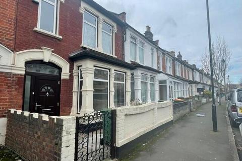 3 bedroom house to rent - Chesterford Road, London E12