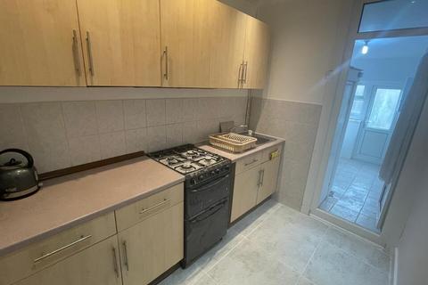 3 bedroom house to rent, Chesterford Road, London E12