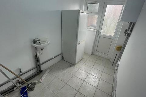3 bedroom house to rent, Chesterford Road, London E12