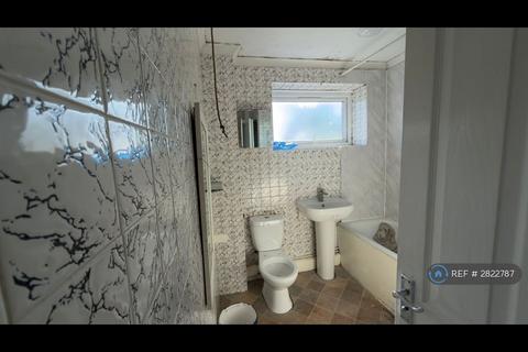 2 bedroom flat to rent, Wisdons Close, Dagenham, RM10