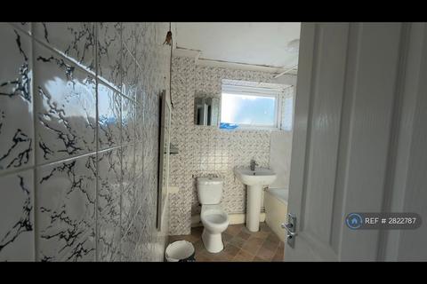 2 bedroom flat to rent, Wisdons Close, Dagenham, RM10